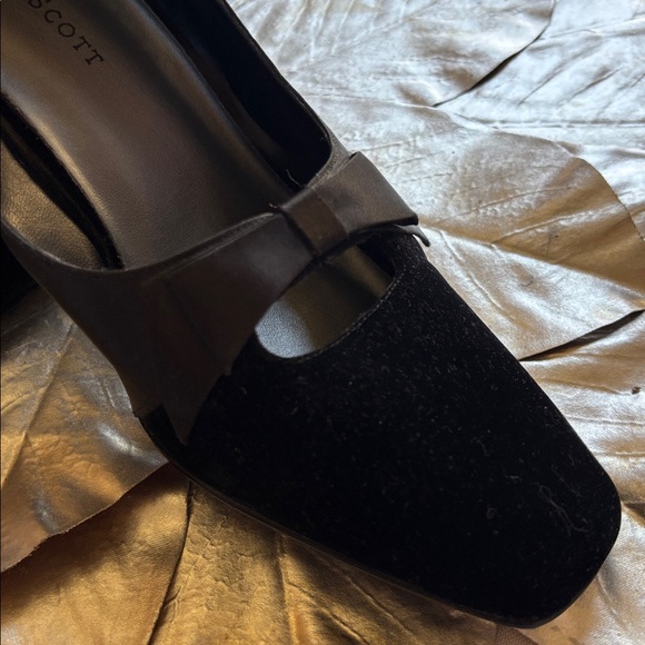 Karen Scott Black Square-Toe Bow Pumps - Picture 2 of 8